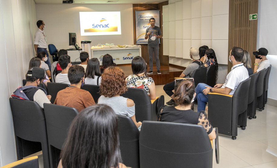 A Portos do Paraná, em parceria com o Serviço Nacional de Aprendizagem Comercial (Senac), entregou nesta sexta-feira (26) os certificados aos 35 jovens da Ilha dos Valadares que participaram dos cursos de Comunicação e Atendimento e Introdução à Maquiagem. - Paranaguá, 26/11/2021 - Foto: Claudio Neves/Portos do Paraná