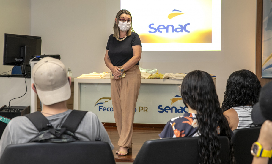 A Portos do Paraná, em parceria com o Serviço Nacional de Aprendizagem Comercial (Senac), entregou nesta sexta-feira (26) os certificados aos 35 jovens da Ilha dos Valadares que participaram dos cursos de Comunicação e Atendimento e Introdução à Maquiagem. - Paranaguá, 26/11/2021 - Foto: Claudio Neves/Portos do Paraná