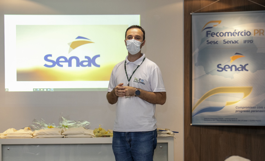 A Portos do Paraná, em parceria com o Serviço Nacional de Aprendizagem Comercial (Senac), entregou nesta sexta-feira (26) os certificados aos 35 jovens da Ilha dos Valadares que participaram dos cursos de Comunicação e Atendimento e Introdução à Maquiagem. - Paranaguá, 26/11/2021 - Foto: Claudio Neves/Portos do Paraná