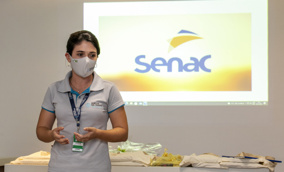 A Portos do Paraná, em parceria com o Serviço Nacional de Aprendizagem Comercial (Senac), entregou nesta sexta-feira (26) os certificados aos 35 jovens da Ilha dos Valadares que participaram dos cursos de Comunicação e Atendimento e Introdução à Maquiagem. - Paranaguá, 26/11/2021 - Foto: Claudio Neves/Portos do Paraná