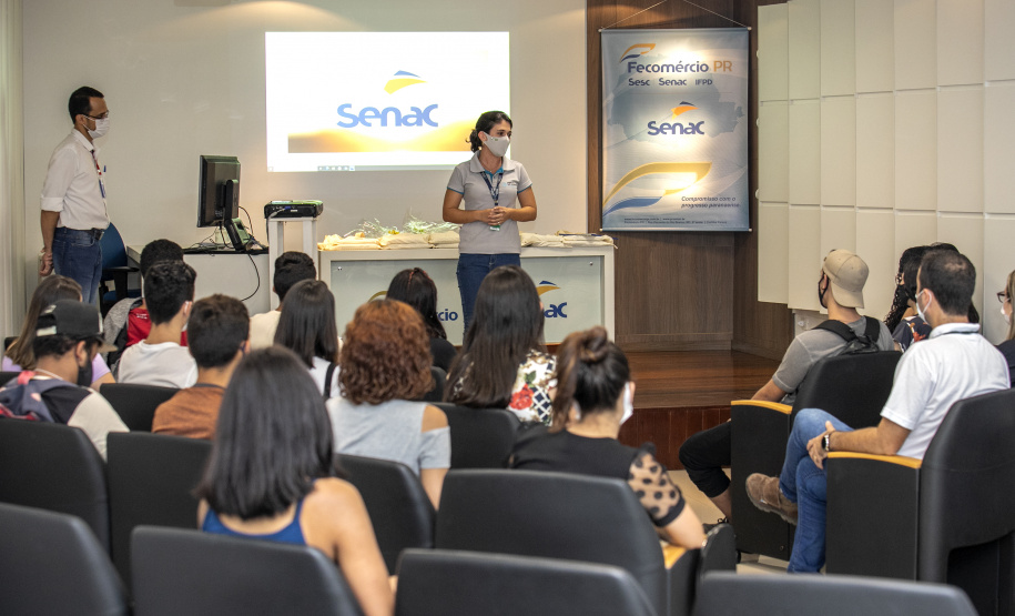 A Portos do Paraná, em parceria com o Serviço Nacional de Aprendizagem Comercial (Senac), entregou nesta sexta-feira (26) os certificados aos 35 jovens da Ilha dos Valadares que participaram dos cursos de Comunicação e Atendimento e Introdução à Maquiagem. - Paranaguá, 26/11/2021 - Foto: Claudio Neves/Portos do Paraná