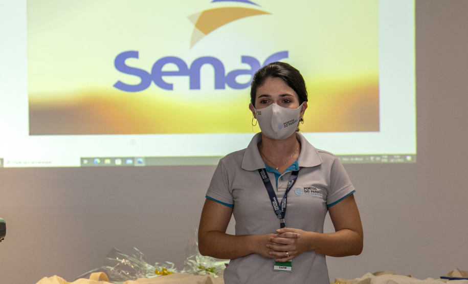 A Portos do Paraná, em parceria com o Serviço Nacional de Aprendizagem Comercial (Senac), entregou nesta sexta-feira (26) os certificados aos 35 jovens da Ilha dos Valadares que participaram dos cursos de Comunicação e Atendimento e Introdução à Maquiagem. - Paranaguá, 26/11/2021 - Foto: Claudio Neves/Portos do Paraná