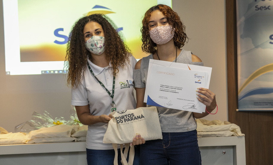 A Portos do Paraná, em parceria com o Serviço Nacional de Aprendizagem Comercial (Senac), entregou nesta sexta-feira (26) os certificados aos 35 jovens da Ilha dos Valadares que participaram dos cursos de Comunicação e Atendimento e Introdução à Maquiagem. - Paranaguá, 26/11/2021 - Foto: Claudio Neves/Portos do Paraná
