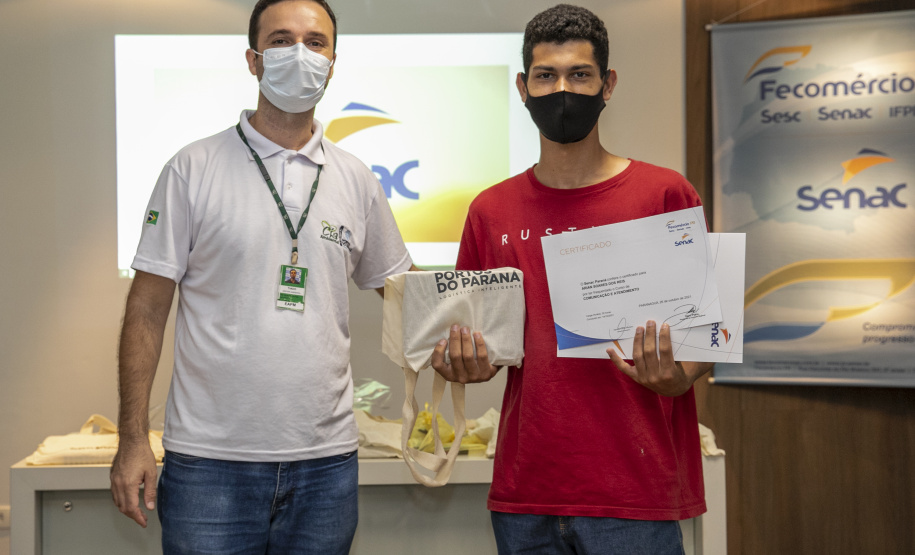 A Portos do Paraná, em parceria com o Serviço Nacional de Aprendizagem Comercial (Senac), entregou nesta sexta-feira (26) os certificados aos 35 jovens da Ilha dos Valadares que participaram dos cursos de Comunicação e Atendimento e Introdução à Maquiagem. - Paranaguá, 26/11/2021 - Foto: Claudio Neves/Portos do Paraná