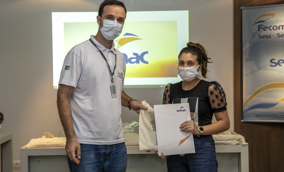 A Portos do Paraná, em parceria com o Serviço Nacional de Aprendizagem Comercial (Senac), entregou nesta sexta-feira (26) os certificados aos 35 jovens da Ilha dos Valadares que participaram dos cursos de Comunicação e Atendimento e Introdução à Maquiagem. - Paranaguá, 26/11/2021 - Foto: Claudio Neves/Portos do Paraná