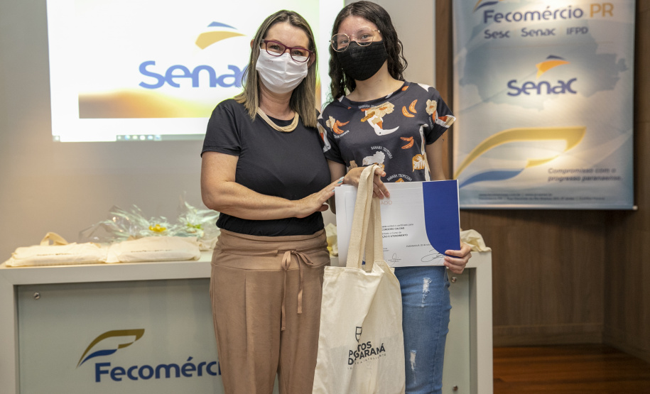 A Portos do Paraná, em parceria com o Serviço Nacional de Aprendizagem Comercial (Senac), entregou nesta sexta-feira (26) os certificados aos 35 jovens da Ilha dos Valadares que participaram dos cursos de Comunicação e Atendimento e Introdução à Maquiagem. - Paranaguá, 26/11/2021 - Foto: Claudio Neves/Portos do Paraná