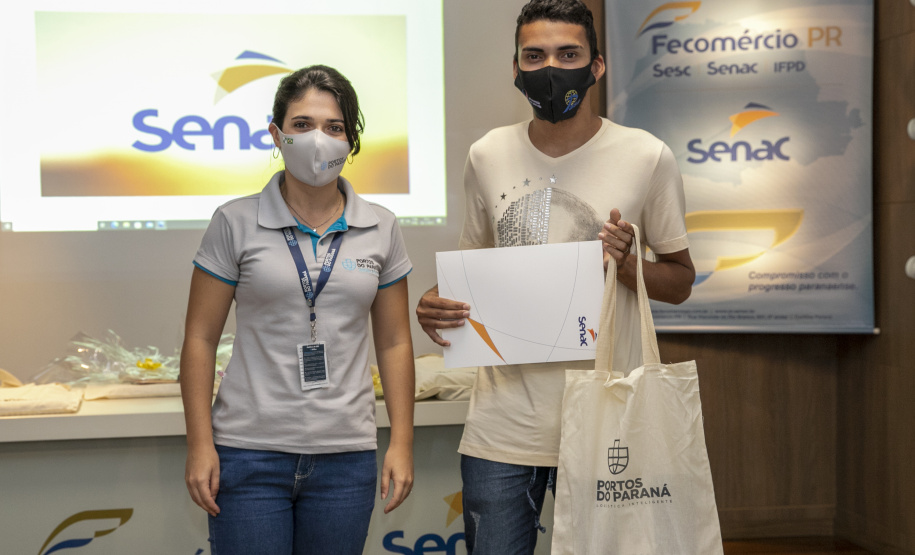 A Portos do Paraná, em parceria com o Serviço Nacional de Aprendizagem Comercial (Senac), entregou nesta sexta-feira (26) os certificados aos 35 jovens da Ilha dos Valadares que participaram dos cursos de Comunicação e Atendimento e Introdução à Maquiagem. - Paranaguá, 26/11/2021 - Foto: Claudio Neves/Portos do Paraná