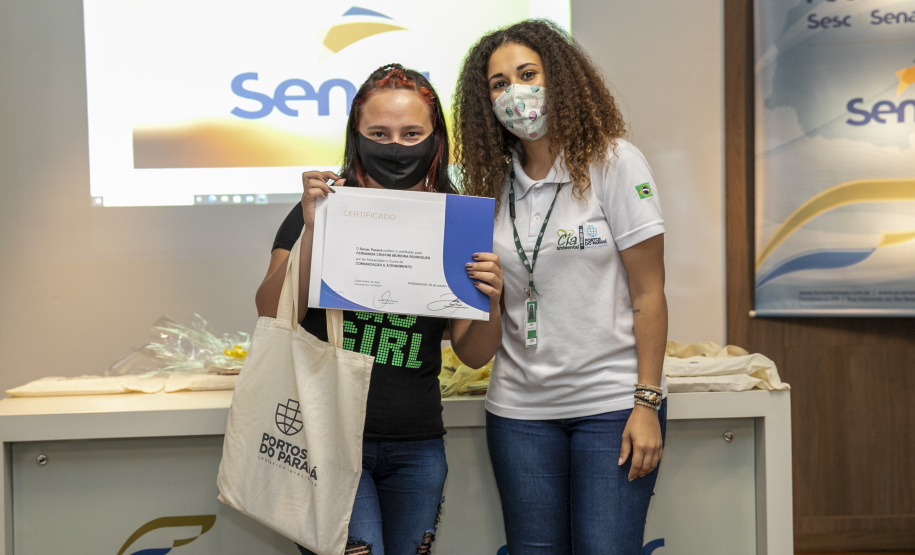 A Portos do Paraná, em parceria com o Serviço Nacional de Aprendizagem Comercial (Senac), entregou nesta sexta-feira (26) os certificados aos 35 jovens da Ilha dos Valadares que participaram dos cursos de Comunicação e Atendimento e Introdução à Maquiagem. - Paranaguá, 26/11/2021 - Foto: Claudio Neves/Portos do Paraná