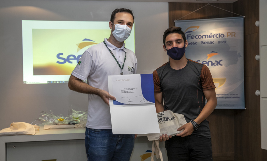 A Portos do Paraná, em parceria com o Serviço Nacional de Aprendizagem Comercial (Senac), entregou nesta sexta-feira (26) os certificados aos 35 jovens da Ilha dos Valadares que participaram dos cursos de Comunicação e Atendimento e Introdução à Maquiagem. - Paranaguá, 26/11/2021 - Foto: Claudio Neves/Portos do Paraná