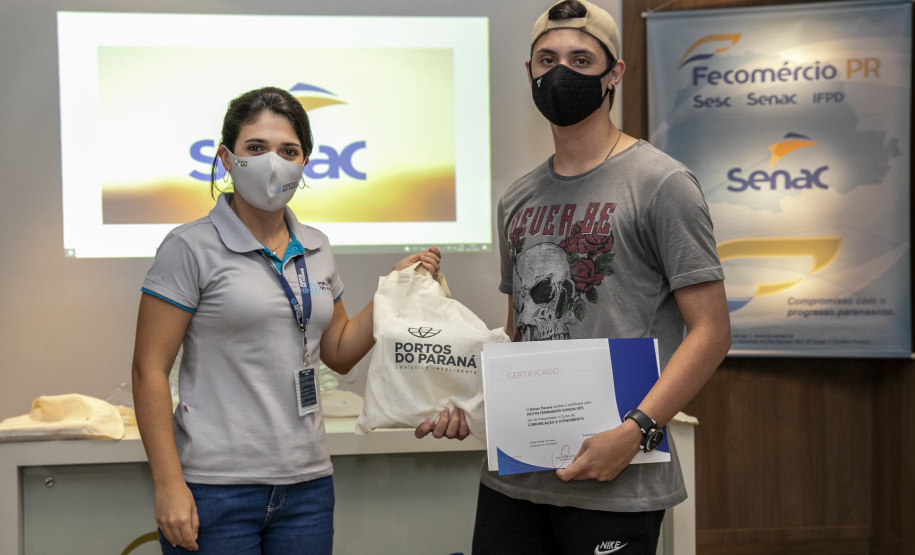A Portos do Paraná, em parceria com o Serviço Nacional de Aprendizagem Comercial (Senac), entregou nesta sexta-feira (26) os certificados aos 35 jovens da Ilha dos Valadares que participaram dos cursos de Comunicação e Atendimento e Introdução à Maquiagem. - Paranaguá, 26/11/2021 - Foto: Claudio Neves/Portos do Paraná