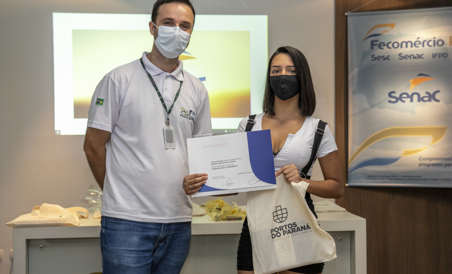 A Portos do Paraná, em parceria com o Serviço Nacional de Aprendizagem Comercial (Senac), entregou nesta sexta-feira (26) os certificados aos 35 jovens da Ilha dos Valadares que participaram dos cursos de Comunicação e Atendimento e Introdução à Maquiagem. - Paranaguá, 26/11/2021 - Foto: Claudio Neves/Portos do Paraná
