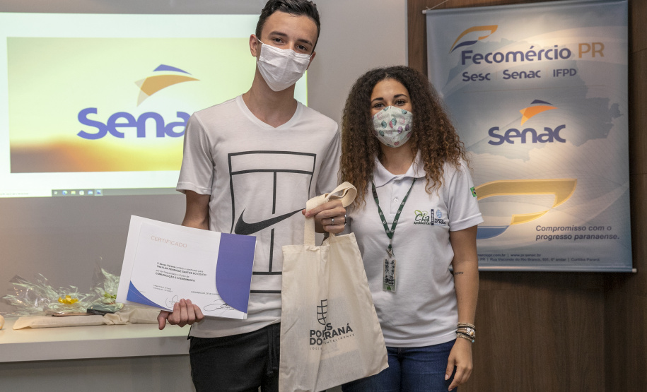 A Portos do Paraná, em parceria com o Serviço Nacional de Aprendizagem Comercial (Senac), entregou nesta sexta-feira (26) os certificados aos 35 jovens da Ilha dos Valadares que participaram dos cursos de Comunicação e Atendimento e Introdução à Maquiagem. - Paranaguá, 26/11/2021 - Foto: Claudio Neves/Portos do Paraná