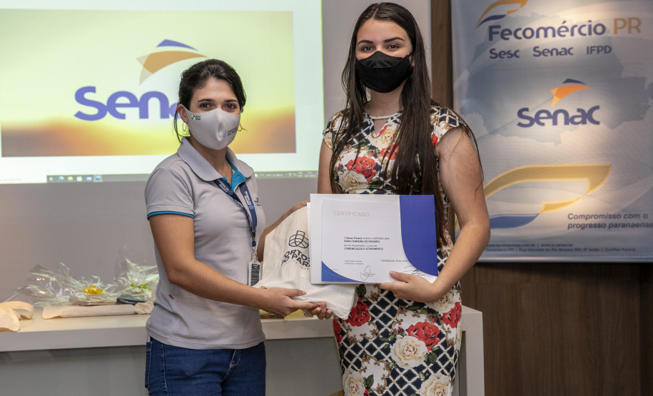 A Portos do Paraná, em parceria com o Serviço Nacional de Aprendizagem Comercial (Senac), entregou nesta sexta-feira (26) os certificados aos 35 jovens da Ilha dos Valadares que participaram dos cursos de Comunicação e Atendimento e Introdução à Maquiagem. - Paranaguá, 26/11/2021 - Foto: Claudio Neves/Portos do Paraná