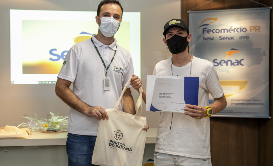A Portos do Paraná, em parceria com o Serviço Nacional de Aprendizagem Comercial (Senac), entregou nesta sexta-feira (26) os certificados aos 35 jovens da Ilha dos Valadares que participaram dos cursos de Comunicação e Atendimento e Introdução à Maquiagem. - Paranaguá, 26/11/2021 - Foto: Claudio Neves/Portos do Paraná