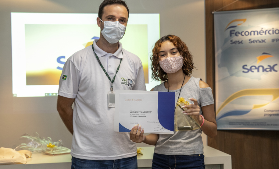 A Portos do Paraná, em parceria com o Serviço Nacional de Aprendizagem Comercial (Senac), entregou nesta sexta-feira (26) os certificados aos 35 jovens da Ilha dos Valadares que participaram dos cursos de Comunicação e Atendimento e Introdução à Maquiagem. - Paranaguá, 26/11/2021 - Foto: Claudio Neves/Portos do Paraná