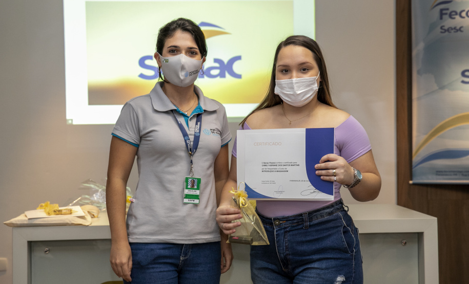 A Portos do Paraná, em parceria com o Serviço Nacional de Aprendizagem Comercial (Senac), entregou nesta sexta-feira (26) os certificados aos 35 jovens da Ilha dos Valadares que participaram dos cursos de Comunicação e Atendimento e Introdução à Maquiagem. - Paranaguá, 26/11/2021 - Foto: Claudio Neves/Portos do Paraná
