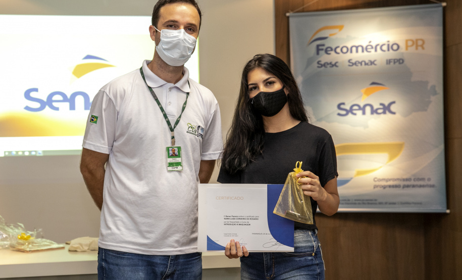 A Portos do Paraná, em parceria com o Serviço Nacional de Aprendizagem Comercial (Senac), entregou nesta sexta-feira (26) os certificados aos 35 jovens da Ilha dos Valadares que participaram dos cursos de Comunicação e Atendimento e Introdução à Maquiagem. - Paranaguá, 26/11/2021 - Foto: Claudio Neves/Portos do Paraná