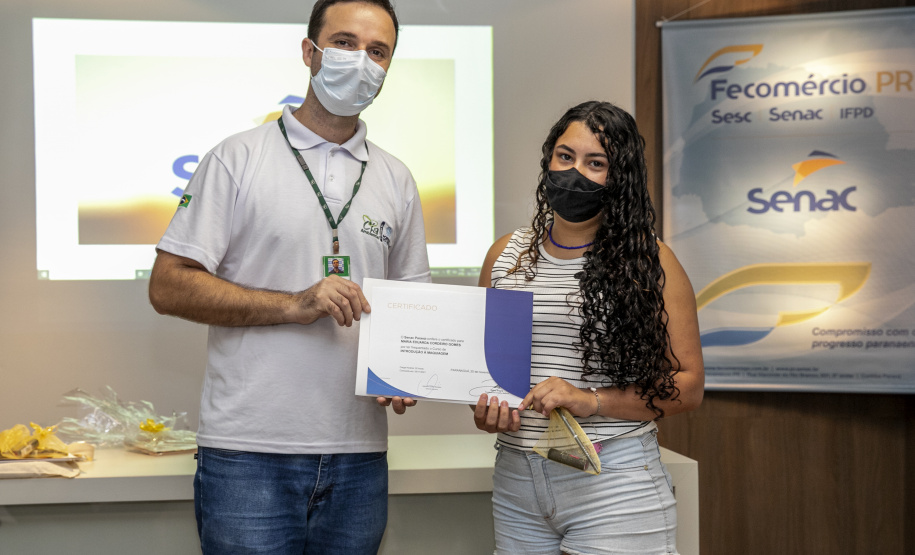 A Portos do Paraná, em parceria com o Serviço Nacional de Aprendizagem Comercial (Senac), entregou nesta sexta-feira (26) os certificados aos 35 jovens da Ilha dos Valadares que participaram dos cursos de Comunicação e Atendimento e Introdução à Maquiagem. - Paranaguá, 26/11/2021 - Foto: Claudio Neves/Portos do Paraná