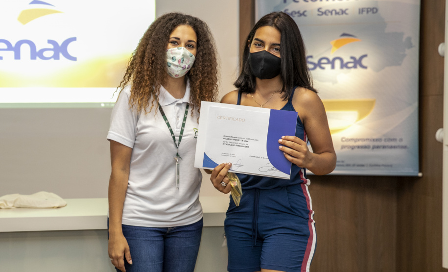 A Portos do Paraná, em parceria com o Serviço Nacional de Aprendizagem Comercial (Senac), entregou nesta sexta-feira (26) os certificados aos 35 jovens da Ilha dos Valadares que participaram dos cursos de Comunicação e Atendimento e Introdução à Maquiagem. - Paranaguá, 26/11/2021 - Foto: Claudio Neves/Portos do Paraná