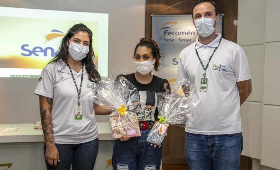 A Portos do Paraná, em parceria com o Serviço Nacional de Aprendizagem Comercial (Senac), entregou nesta sexta-feira (26) os certificados aos 35 jovens da Ilha dos Valadares que participaram dos cursos de Comunicação e Atendimento e Introdução à Maquiagem. - Paranaguá, 26/11/2021 - Foto: Claudio Neves/Portos do Paraná