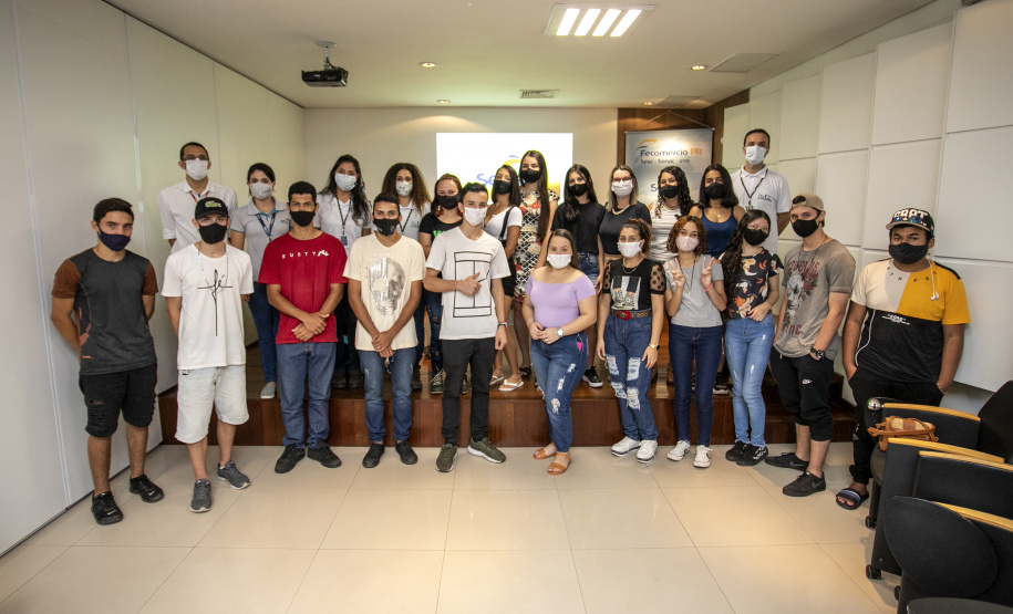 A Portos do Paraná, em parceria com o Serviço Nacional de Aprendizagem Comercial (Senac), entregou nesta sexta-feira (26) os certificados aos 35 jovens da Ilha dos Valadares que participaram dos cursos de Comunicação e Atendimento e Introdução à Maquiagem. - Paranaguá, 26/11/2021 - Foto: Claudio Neves/Portos do Paraná