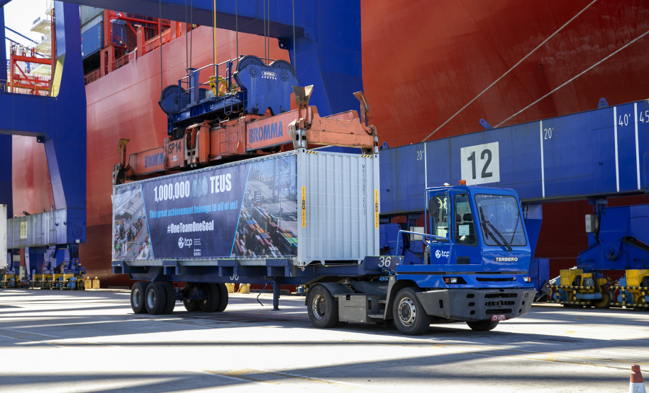Terminal de contêineres do Porto de Paranaguá alcança marca de 1 milhão de unidades movimentadas