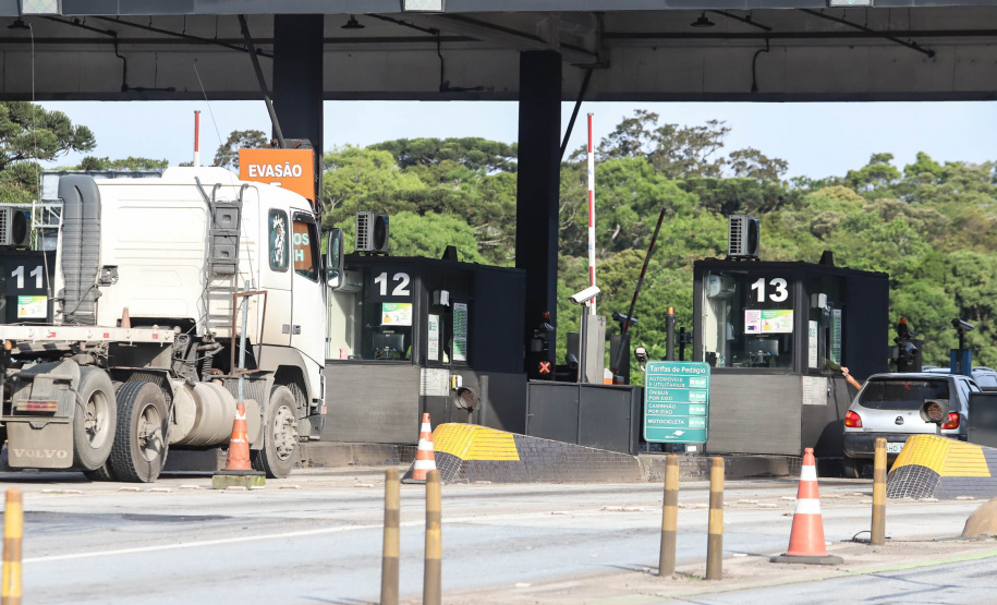 O Departamento de Estradas de Rodagem do Paraná (DER/PR) está ingressando na Justiça Federal com pedido de liminar em Ação Civil Pública para obrigar as concessionárias de pedágio do anel de integração a implantar a canalização do tráfego e reforço de sinalização nas praças de pedágio, a fim de garantir a transposição livre e segura dos usuários, com o encerramento dos contratos. -  Curitiba, 22/11/2021 - Foto: Rodrigo Félix Leal/SEIL