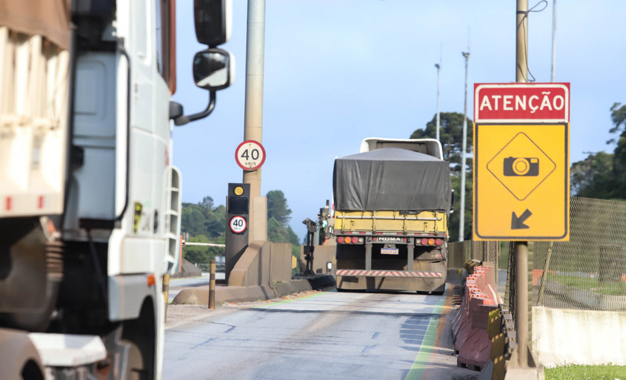 O Departamento de Estradas de Rodagem do Paraná (DER/PR) está ingressando na Justiça Federal com pedido de liminar em Ação Civil Pública para obrigar as concessionárias de pedágio do anel de integração a implantar a canalização do tráfego e reforço de sinalização nas praças de pedágio, a fim de garantir a transposição livre e segura dos usuários, com o encerramento dos contratos. -  Curitiba, 22/11/2021 - Foto: Rodrigo Félix Leal/SEIL