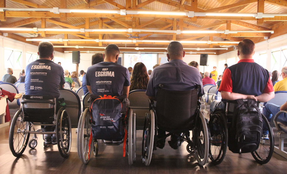 Atletas e entidades paradesportivas homenageiam PROESPORTE . Foto:Thaiany Osório/Paraná Esporte