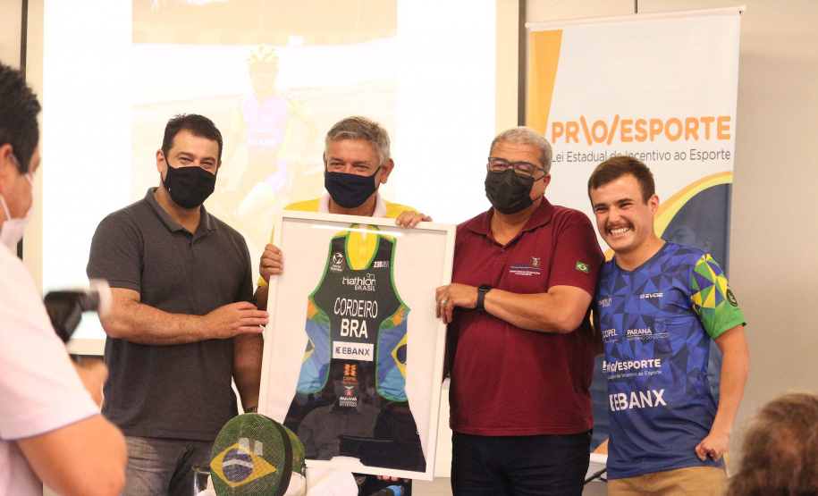 Atletas e entidades paradesportivas homenageiam PROESPORTE . Foto:Thaiany Osório/Paraná Esporte