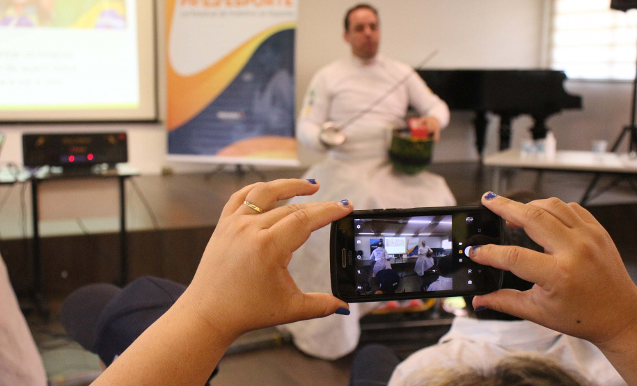 Atletas e entidades paradesportivas homenageiam PROESPORTE . Foto:Thaiany Osório/Paraná Esporte