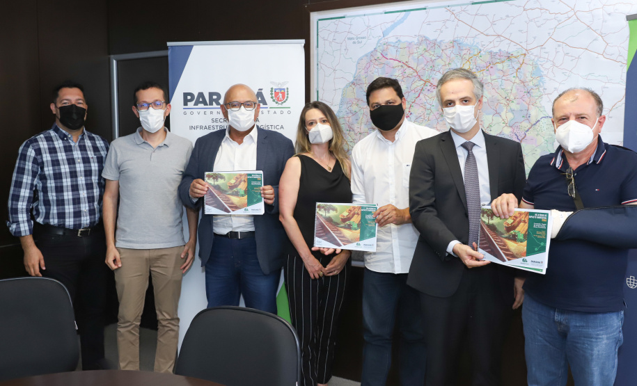 Grupo de Trabalho do Plano Estadual Ferroviário oficializa o protocolo do Estudo de Impacto Ambiental e dá entrada no pedido de Licença Prévia. Foto: Rodrigo Felix Leal/SEIL