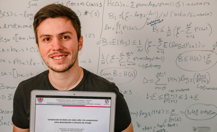 O estudante de pós-graduação Javan Ataíde de Oliveira Júnior, da Universidade Estadual do Oeste do Paraná (Unioeste), usou metodologias de Computação e Matemática para melhorar o desempenho e a eficiência energética em projetos de infraestrutura de Tecnologia da Informação. Ele adaptou algoritmos de compressão de dados em dispositivos para aplicação em cidades inteligentes e construção civil. - Cascavel, 10/11/2021 - Foto: Unioeste