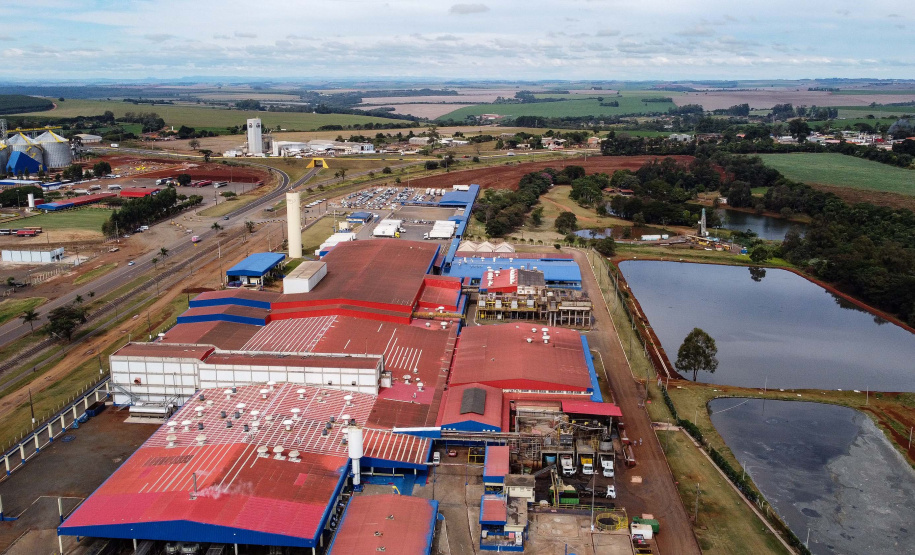 A industrialização avança a passos largos para os municípios menos populosos do Paraná. Um levantamento da Invest Paraná, braço do Governo do Estado responsável pela prospecção e atração de investimentos, a partir das licenças emitidas revela que as cidades de menor porte atraíram aplicações de R$ 15,9 bilhões da iniciativa privada desde 2019. Dentro deste pacote estão 483 ações em localidades de porte médio (R$ 2 bilhões e 95 acordos), pequeno (R$ 13,65 bilhões e 359 acordos) e micro (R$ 256 milhões em 29