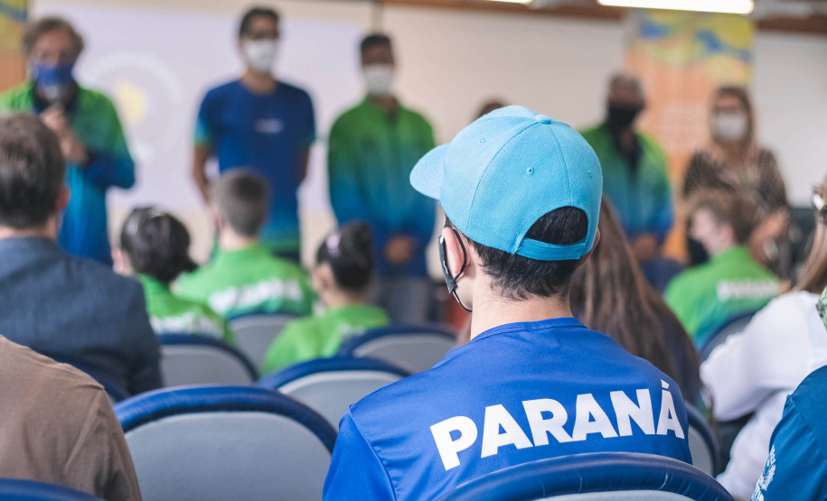 A manhã da última terça-feira, 09, foi de homenagens na Superintendência Geral de Esporte do Governo do Paraná. Após a delegação paranaense voltar campeã dos Jogos Escolares Brasileiros (JEBS) no Rio de Janeiro, os estudantes-atletas receberam uma novidade: os participantes dos JEBS estão classificados para as bolsas-atletas, categoria formador, na edição 2022 do Programa Geração Olímpica e Paralímpica (GOP). - Curitiba, 09/11/2021 - Foto: Paraná Esporte