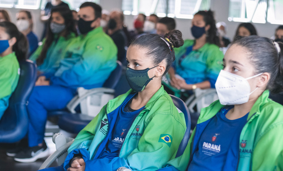 A manhã da última terça-feira, 09, foi de homenagens na Superintendência Geral de Esporte do Governo do Paraná. Após a delegação paranaense voltar campeã dos Jogos Escolares Brasileiros (JEBS) no Rio de Janeiro, os estudantes-atletas receberam uma novidade: os participantes dos JEBS estão classificados para as bolsas-atletas, categoria formador, na edição 2022 do Programa Geração Olímpica e Paralímpica (GOP). - Curitiba, 09/11/2021 - Foto: Paraná Esporte