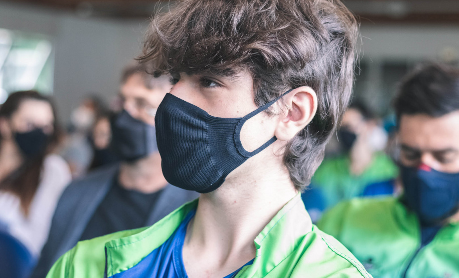 A manhã da última terça-feira, 09, foi de homenagens na Superintendência Geral de Esporte do Governo do Paraná. Após a delegação paranaense voltar campeã dos Jogos Escolares Brasileiros (JEBS) no Rio de Janeiro, os estudantes-atletas receberam uma novidade: os participantes dos JEBS estão classificados para as bolsas-atletas, categoria formador, na edição 2022 do Programa Geração Olímpica e Paralímpica (GOP). - Curitiba, 09/11/2021 - Foto: Paraná Esporte