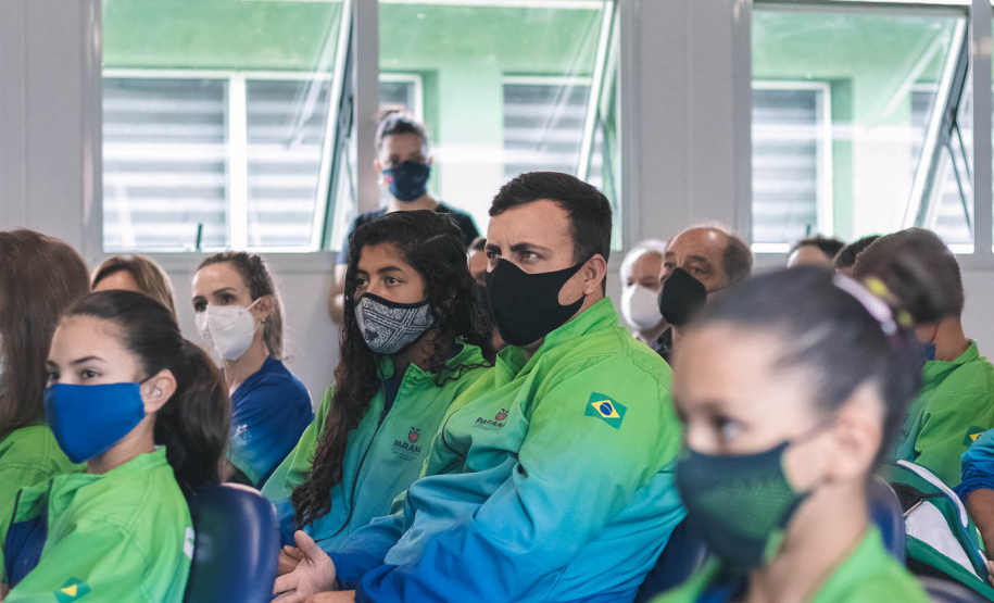 A manhã da última terça-feira, 09, foi de homenagens na Superintendência Geral de Esporte do Governo do Paraná. Após a delegação paranaense voltar campeã dos Jogos Escolares Brasileiros (JEBS) no Rio de Janeiro, os estudantes-atletas receberam uma novidade: os participantes dos JEBS estão classificados para as bolsas-atletas, categoria formador, na edição 2022 do Programa Geração Olímpica e Paralímpica (GOP). - Curitiba, 09/11/2021 - Foto: Paraná Esporte