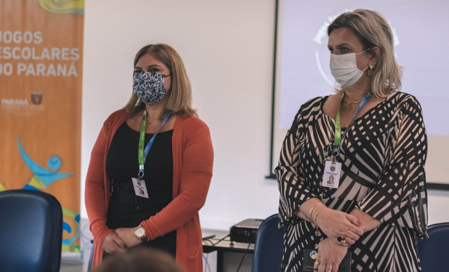 A manhã da última terça-feira, 09, foi de homenagens na Superintendência Geral de Esporte do Governo do Paraná. Após a delegação paranaense voltar campeã dos Jogos Escolares Brasileiros (JEBS) no Rio de Janeiro, os estudantes-atletas receberam uma novidade: os participantes dos JEBS estão classificados para as bolsas-atletas, categoria formador, na edição 2022 do Programa Geração Olímpica e Paralímpica (GOP). - Curitiba, 09/11/2021 - Foto: Paraná Esporte