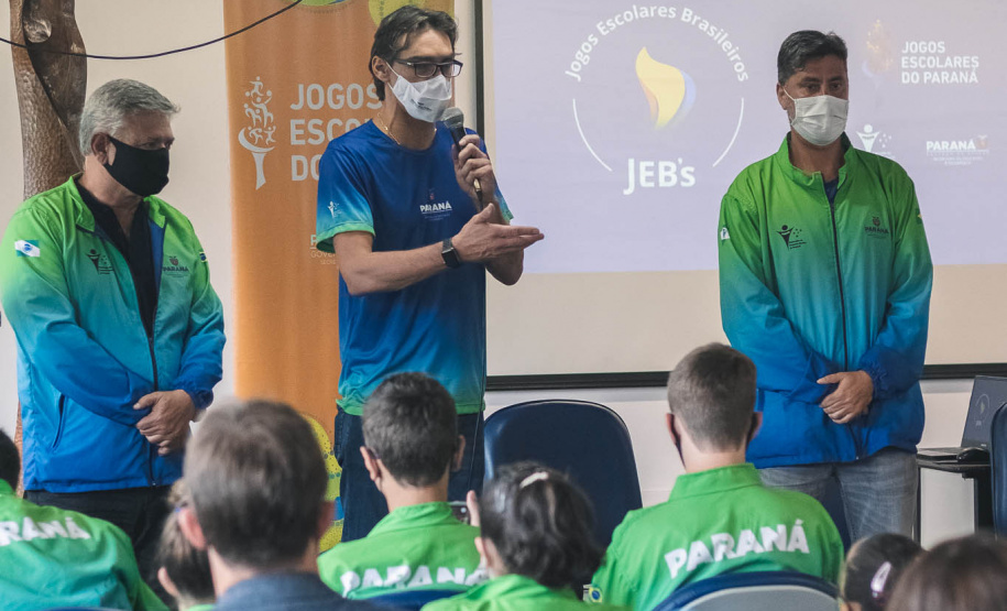 A manhã da última terça-feira, 09, foi de homenagens na Superintendência Geral de Esporte do Governo do Paraná. Após a delegação paranaense voltar campeã dos Jogos Escolares Brasileiros (JEBS) no Rio de Janeiro, os estudantes-atletas receberam uma novidade: os participantes dos JEBS estão classificados para as bolsas-atletas, categoria formador, na edição 2022 do Programa Geração Olímpica e Paralímpica (GOP). - Curitiba, 09/11/2021 - Foto: Paraná Esporte