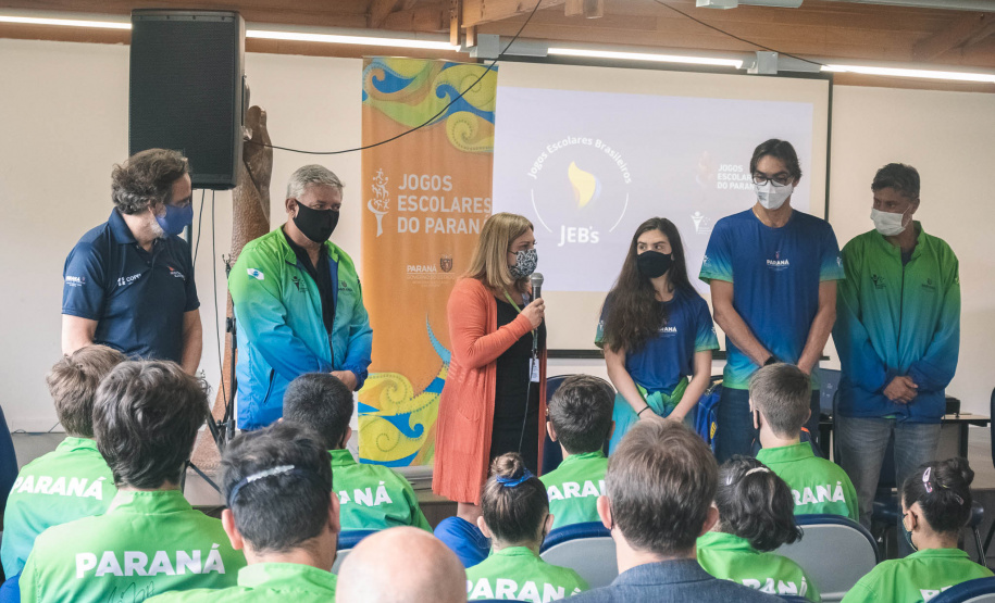 A manhã da última terça-feira, 09, foi de homenagens na Superintendência Geral de Esporte do Governo do Paraná. Após a delegação paranaense voltar campeã dos Jogos Escolares Brasileiros (JEBS) no Rio de Janeiro, os estudantes-atletas receberam uma novidade: os participantes dos JEBS estão classificados para as bolsas-atletas, categoria formador, na edição 2022 do Programa Geração Olímpica e Paralímpica (GOP). - Curitiba, 09/11/2021 - Foto: Paraná Esporte