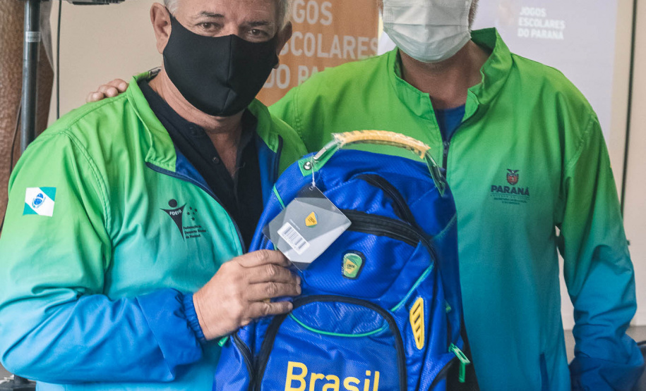 A manhã da última terça-feira, 09, foi de homenagens na Superintendência Geral de Esporte do Governo do Paraná. Após a delegação paranaense voltar campeã dos Jogos Escolares Brasileiros (JEBS) no Rio de Janeiro, os estudantes-atletas receberam uma novidade: os participantes dos JEBS estão classificados para as bolsas-atletas, categoria formador, na edição 2022 do Programa Geração Olímpica e Paralímpica (GOP). - Curitiba, 09/11/2021 - Foto: Paraná Esporte