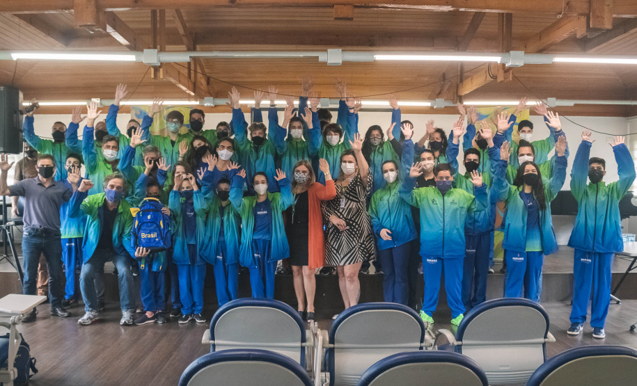 A manhã da última terça-feira, 09, foi de homenagens na Superintendência Geral de Esporte do Governo do Paraná. Após a delegação paranaense voltar campeã dos Jogos Escolares Brasileiros (JEBS) no Rio de Janeiro, os estudantes-atletas receberam uma novidade: os participantes dos JEBS estão classificados para as bolsas-atletas, categoria formador, na edição 2022 do Programa Geração Olímpica e Paralímpica (GOP). - Curitiba, 09/11/2021 - Foto: Paraná Esporte