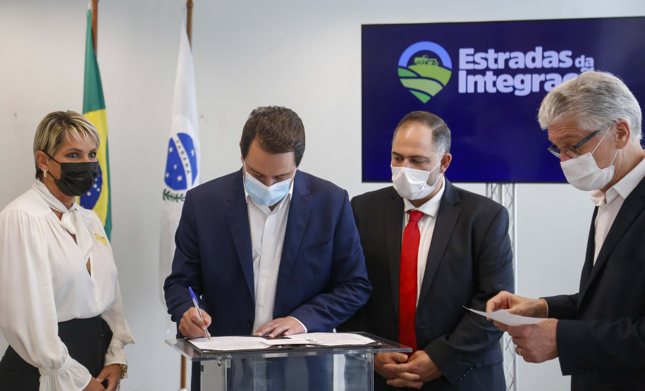 09.11.2021 - Governador Carlos Massa Ratinho Junior assina programa Estradas da Integração.