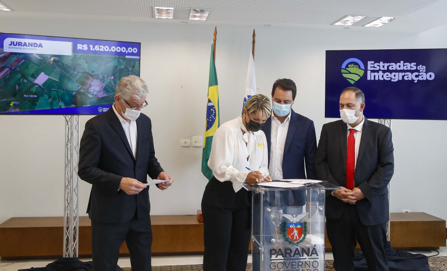 09.11.2021 - Governador Carlos Massa Ratinho Junior assina programa Estradas da Integração.