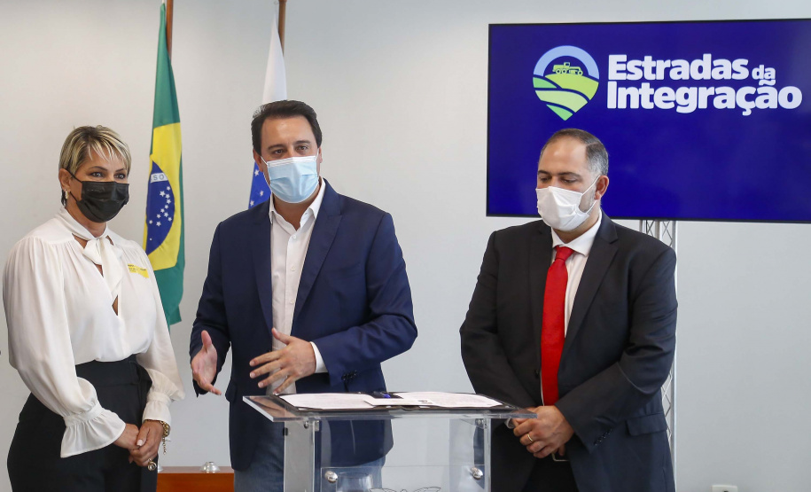 09.11.2021 - Governador Carlos Massa Ratinho Junior assina programa Estradas da Integração.