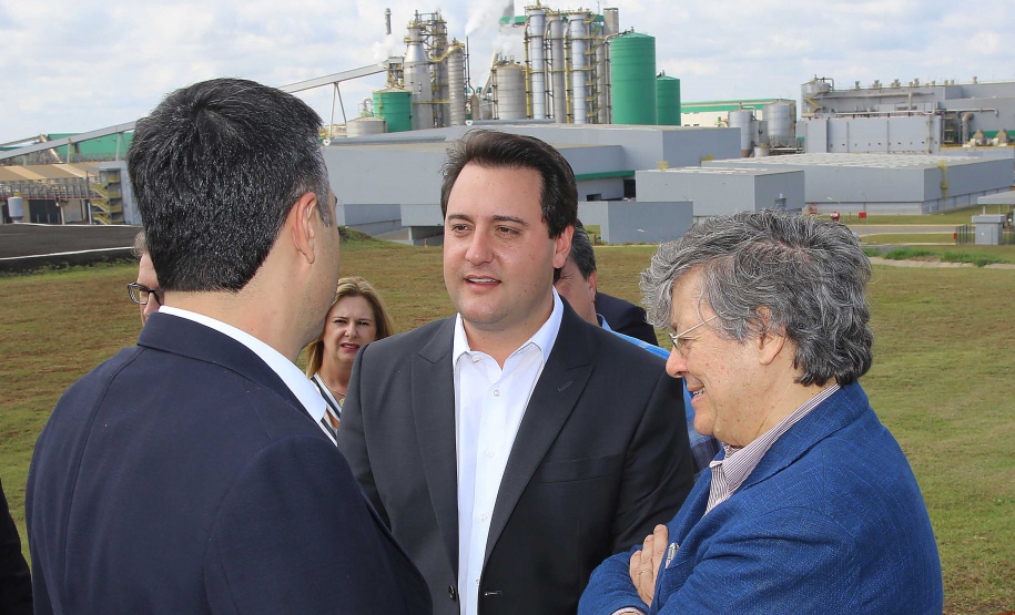 A industrialização avança a passos largos para os municípios menos populosos do Paraná. Um levantamento da Invest Paraná, braço do Governo do Estado responsável pela prospecção e atração de investimentos, a partir das licenças emitidas revela que as cidades de menor porte atraíram aplicações de R$ 15,9 bilhões da iniciativa privada desde 2019. Dentro deste pacote estão 483 ações em localidades de porte médio (R$ 2 bilhões e 95 acordos), pequeno (R$ 13,65 bilhões e 359 acordos) e micro (R$ 256 milhões em 29