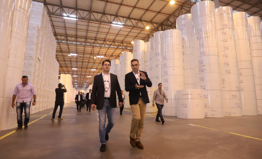 A industrialização avança a passos largos para os municípios menos populosos do Paraná. Um levantamento da Invest Paraná, braço do Governo do Estado responsável pela prospecção e atração de investimentos, a partir das licenças emitidas revela que as cidades de menor porte atraíram aplicações de R$ 15,9 bilhões da iniciativa privada desde 2019. Dentro deste pacote estão 483 ações em localidades de porte médio (R$ 2 bilhões e 95 acordos), pequeno (R$ 13,65 bilhões e 359 acordos) e micro (R$ 256 milhões em 29