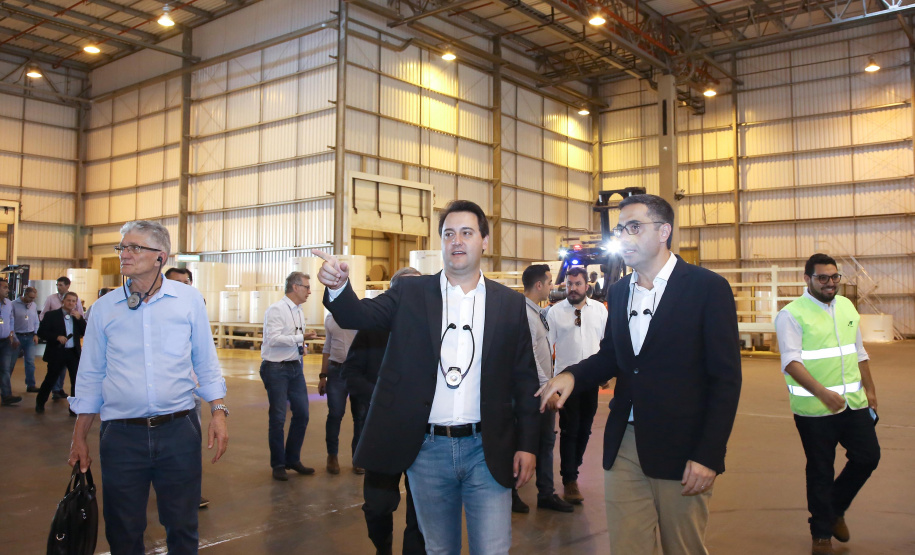 A industrialização avança a passos largos para os municípios menos populosos do Paraná. Um levantamento da Invest Paraná, braço do Governo do Estado responsável pela prospecção e atração de investimentos, a partir das licenças emitidas revela que as cidades de menor porte atraíram aplicações de R$ 15,9 bilhões da iniciativa privada desde 2019. Dentro deste pacote estão 483 ações em localidades de porte médio (R$ 2 bilhões e 95 acordos), pequeno (R$ 13,65 bilhões e 359 acordos) e micro (R$ 256 milhões em 29