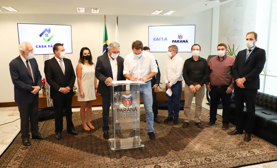 O governador Carlos Massa Ratinho Junior assinou nesta terça-feira (23) a liberação de mais R$ 71,7 milhões para o programa Casa Fácil Paraná, que financia o valor de entrada de moradias a famílias com renda de até três salários mínimos. Loanda. Foto: Ari Dias/ AEN.
